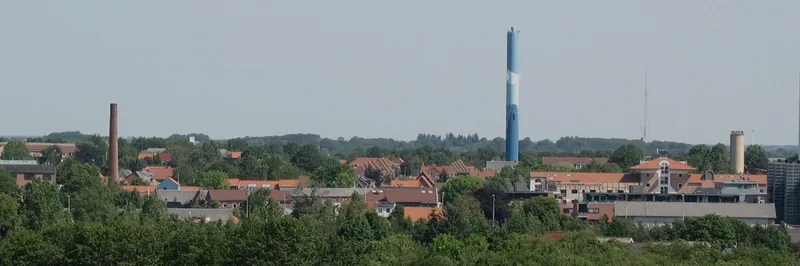 Hernings tage set over byen med skorstenen i baggrunden