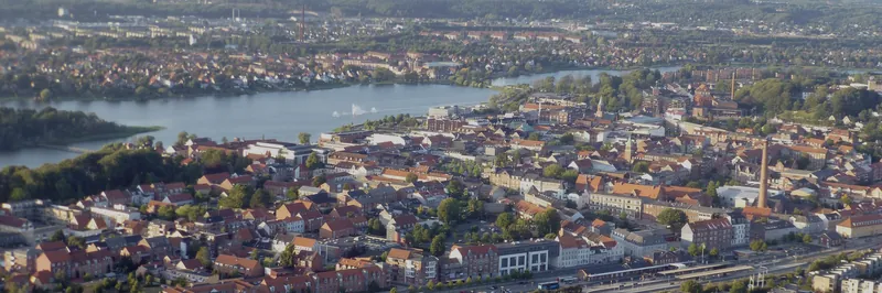 Silkeborg set fra luften med Langsø og byens tage
