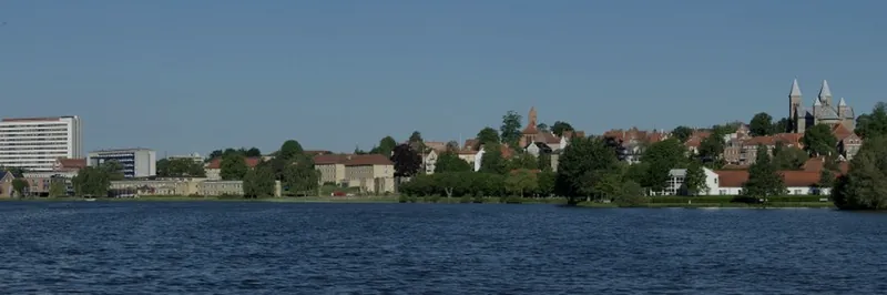Viborg set over Søndersø med domkirken i horisonten